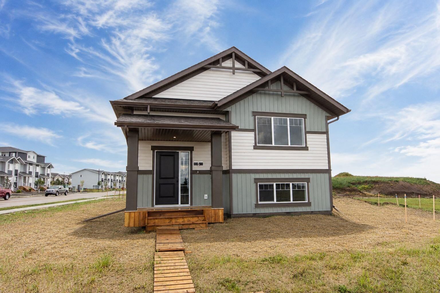 Property Photo: 5 Beacon Hill Drive AB T4S 0S9
