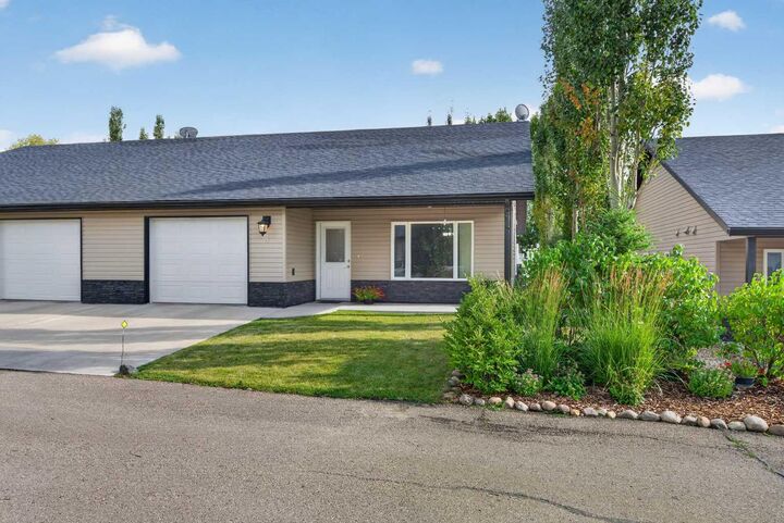 Property Photo:  310 6 Avenue NE 3  AB T0M 2A0 