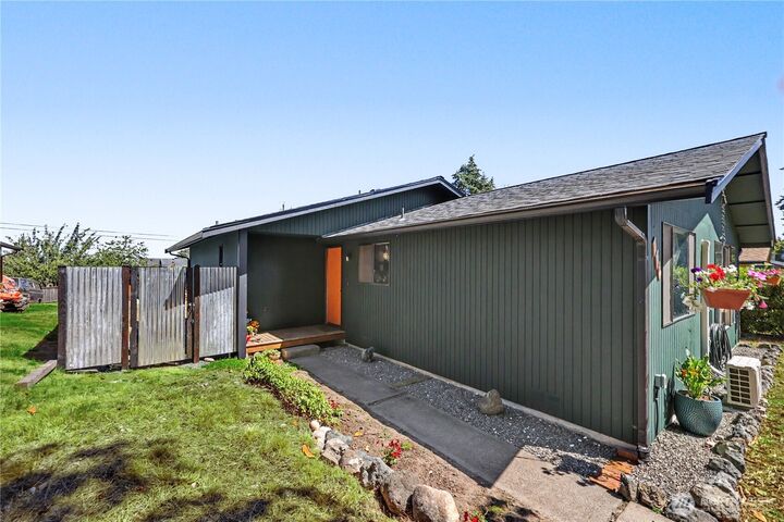 Property Photo:  823 W 15th Street  WA 98363 