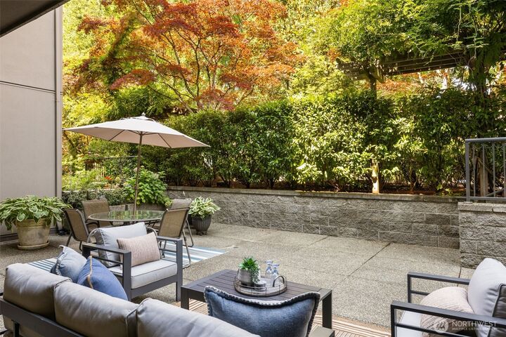 Property Photo: 615 6th Street 107 WA 98033