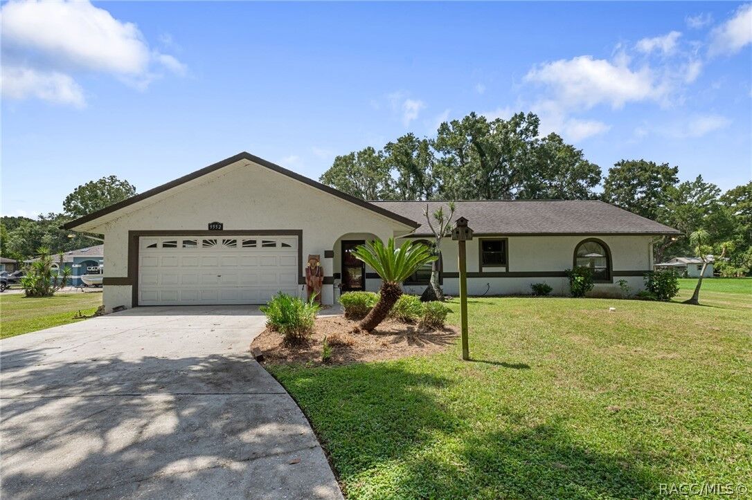Property Photo:  9552 E Tsala Apopka Drive  FL 34436 