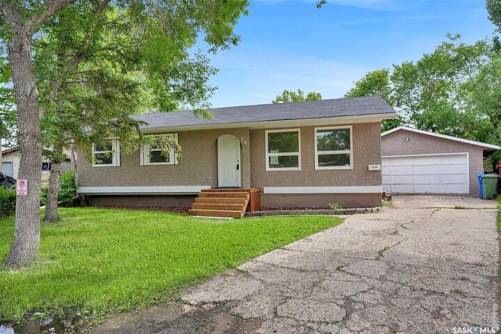 Property Photo:  34 Armstrong Bay  SK S4N 4G7 
