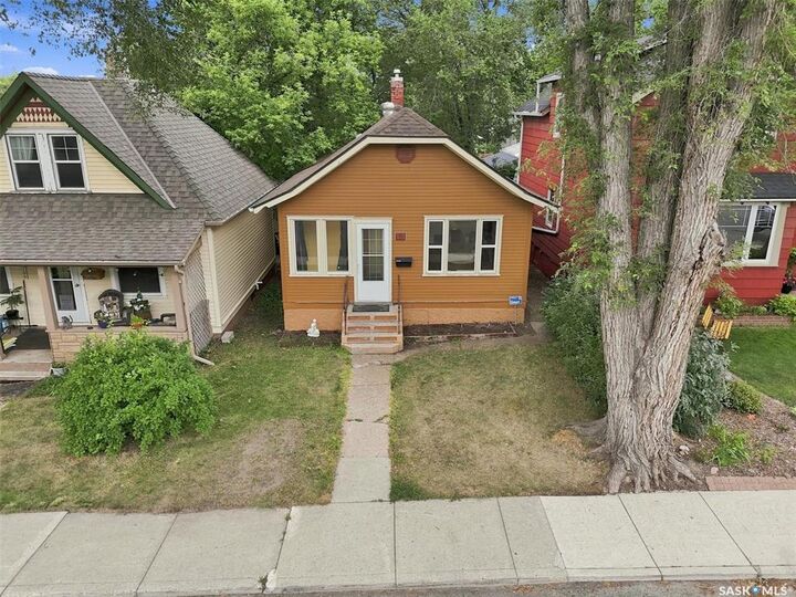 Property Photo:  111 9th Street E  SK S7N 0A1 