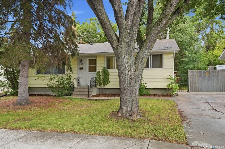 Property Photo:  129 Cameron Crescent  SK S4S 2X3 