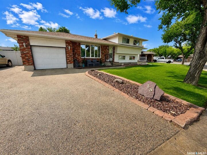15 Dickinson Crescent — photo 1