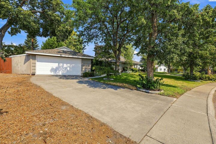 Property Photo: 635 Chestnut Ave WA 99352