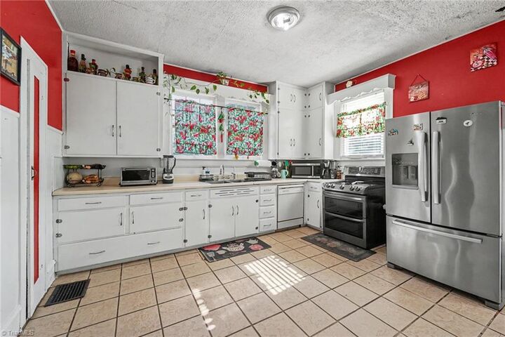 Property Photo: 2842 N Patterson Avenue NC 27105