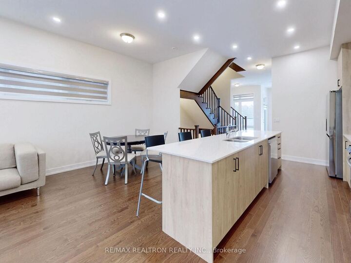Property Photo:  45 Credit Lane Rm 3  ON L4E 1G9 