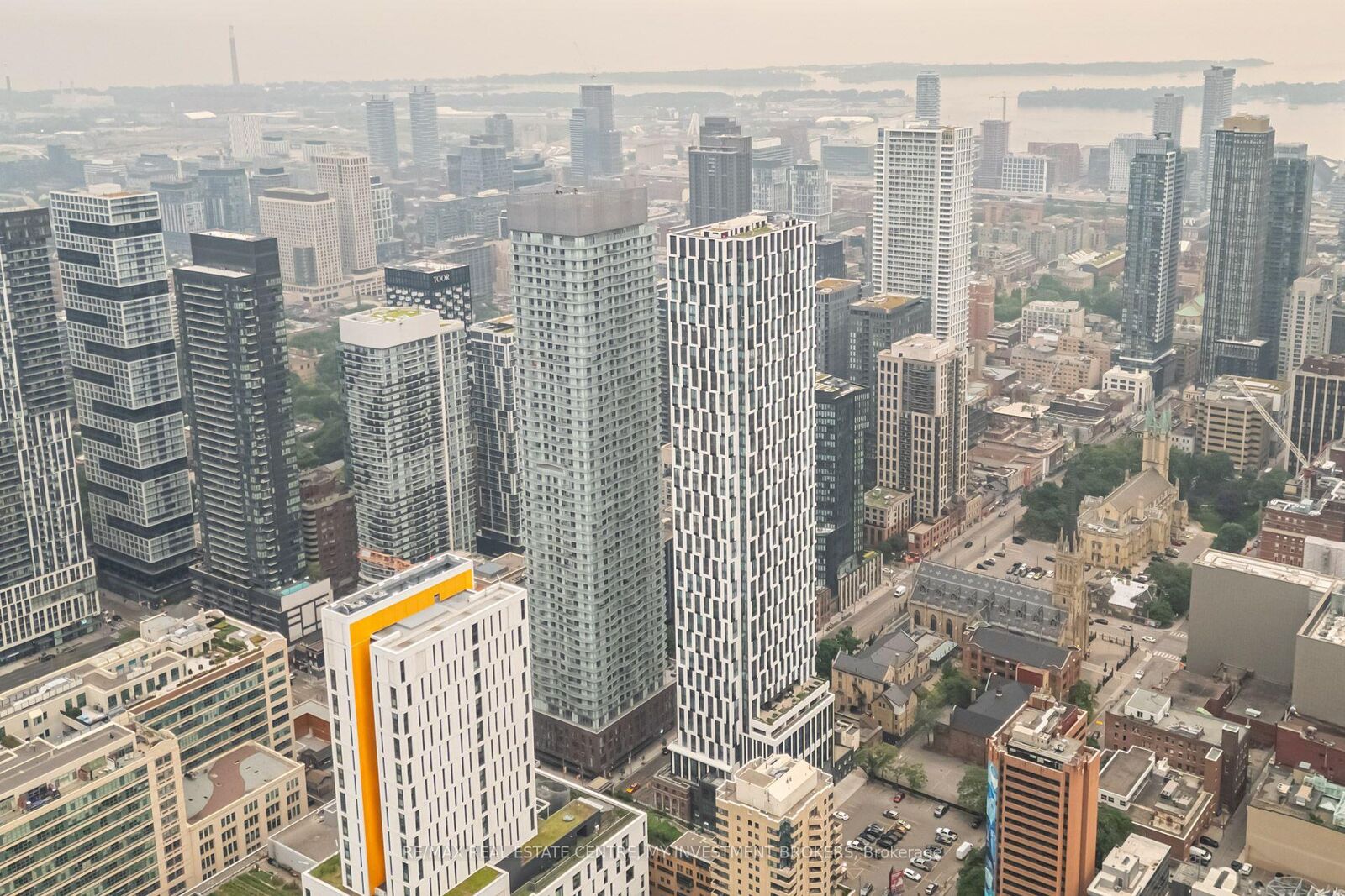 Property Photo: 252 Church Street 1805 ON M5B 0E6