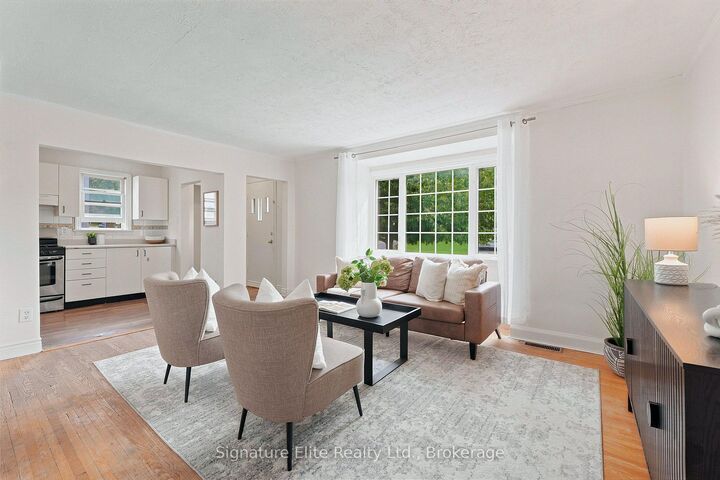 Photo de la propriété: 76 Harewood Avenue ON M1M 2R3