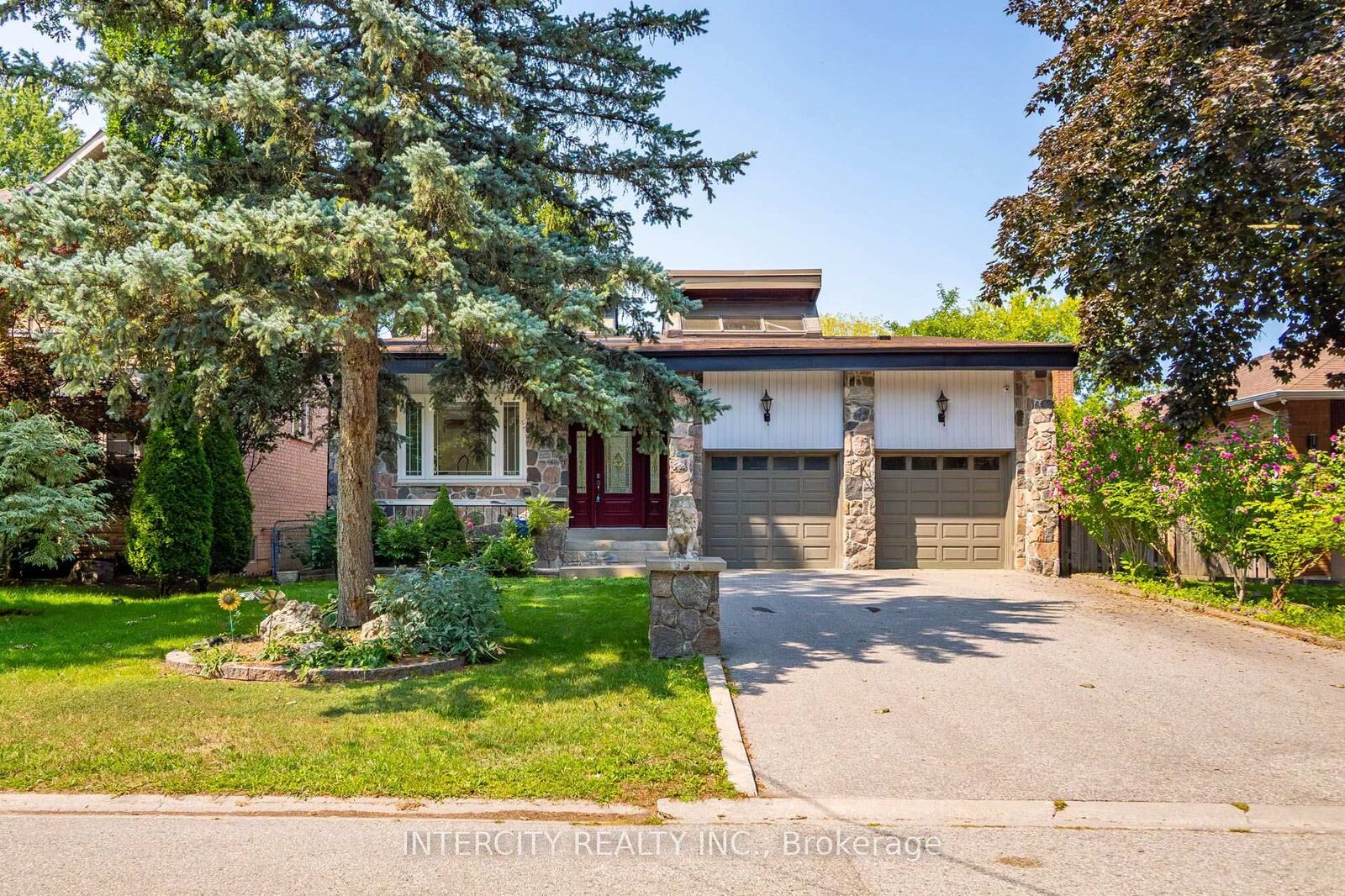Property Photo: 10 East Drive E ON L6G 1A4