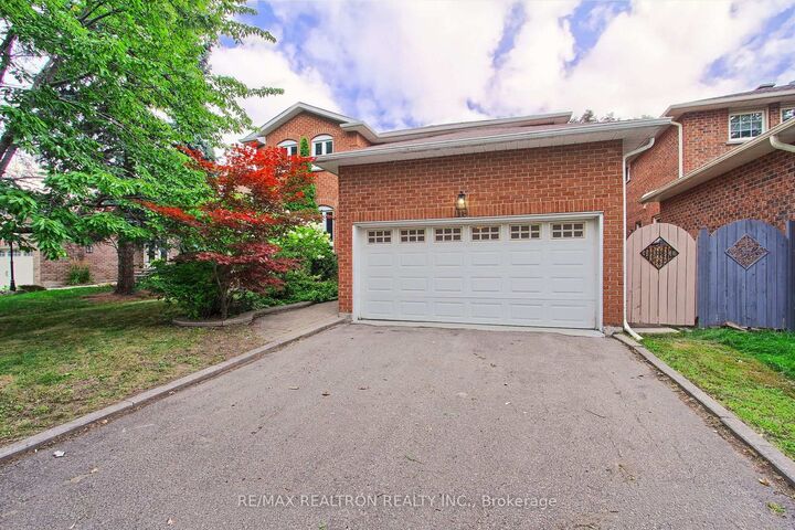 Property Photo: 19 Crystal Drive N ON L4C 7Z4