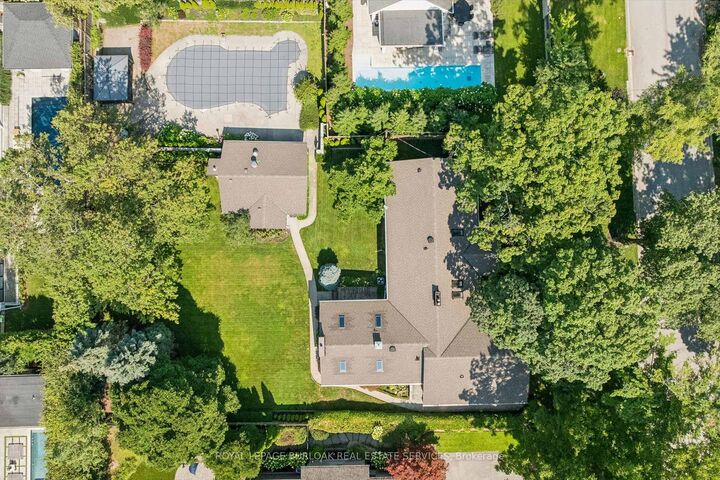 Property Photo: 138 Appleby Place ON L7L 2X1