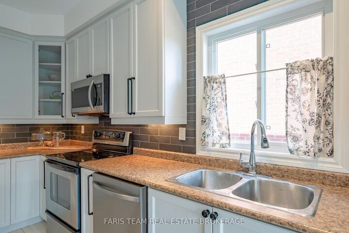 Property Photo: 115 Winchester Terrace ON L4M 0B3