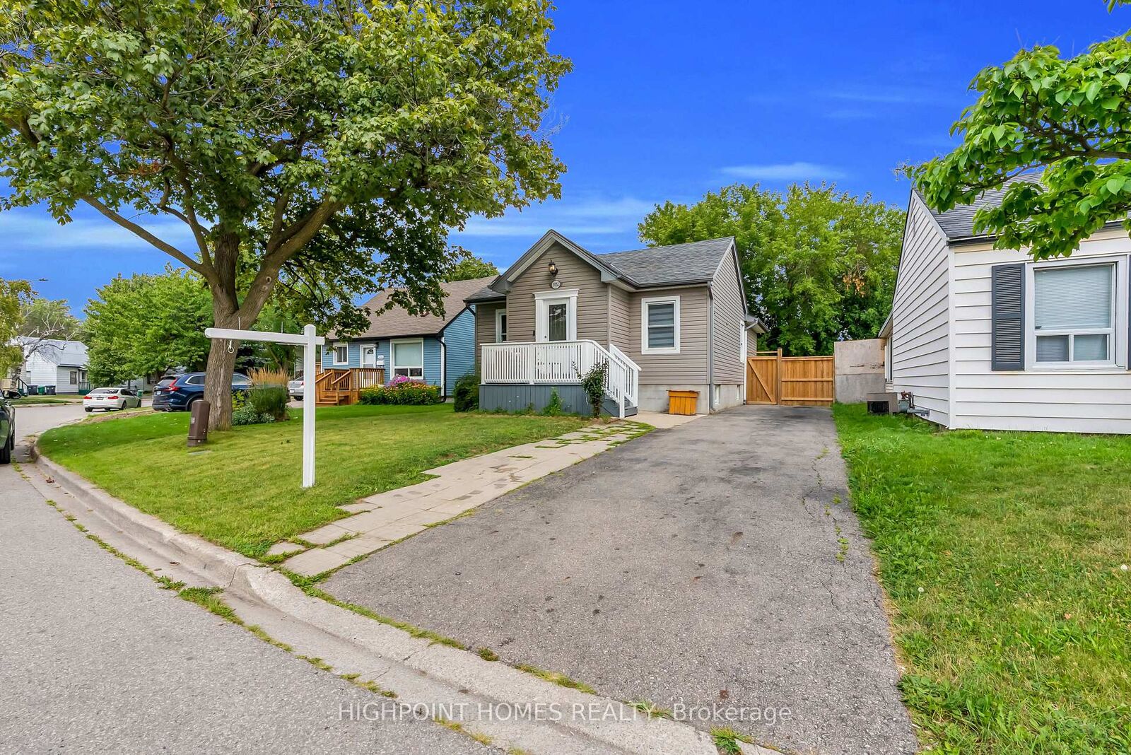 Property Photo: 3052 Victory Crescent ON L4T 1L4