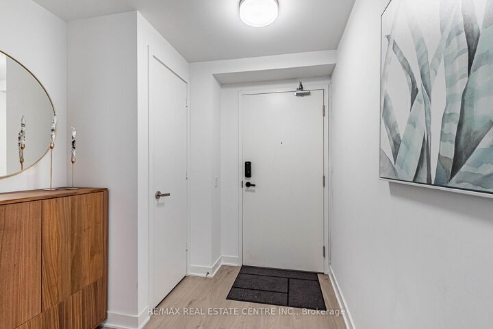 Property Photo: 3900 Confederation Pkwy Parkway 5707 ON L5B 0M3