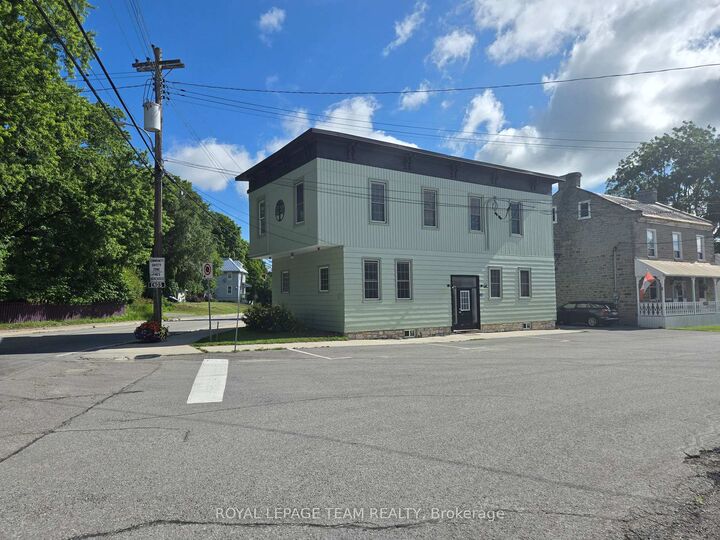 106 Renfrew Street S — photo 1