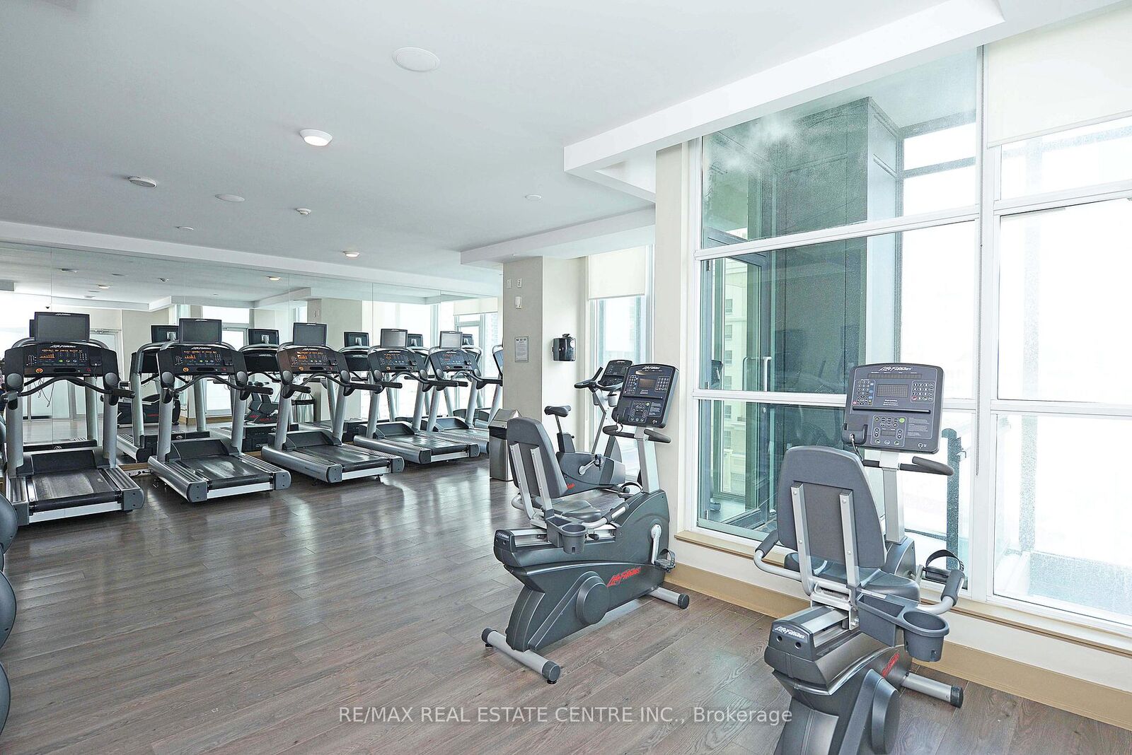 Property Photo:  4070 Confederation Parkway 3904  ON L5B 0E9 