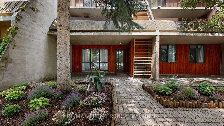 Property Photo: 1250 Mississauga Valley Boulevard 51 ON L5A 3R6