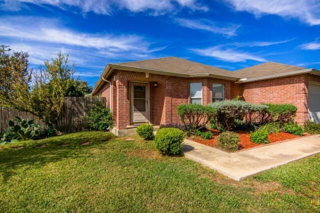 Property Photo: 1020 Skylark Hill Lane TX 78660