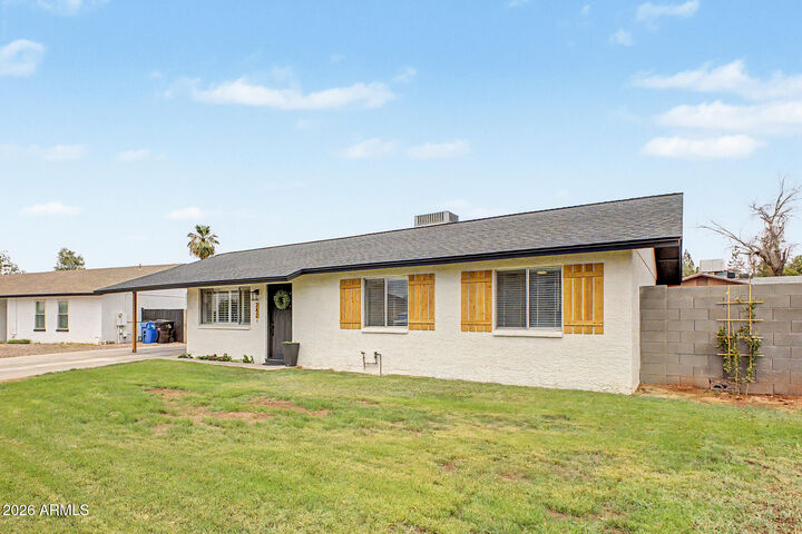 Property Photo: 242 E Heather Avenue AZ 85234