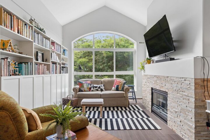 5500 Lynas Lane 410 — photo 1