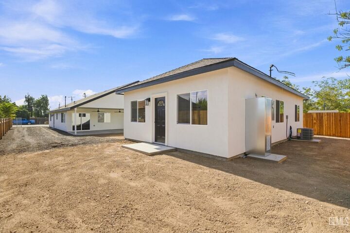 Property Photo: 2109 Mahoney Street CA 93307