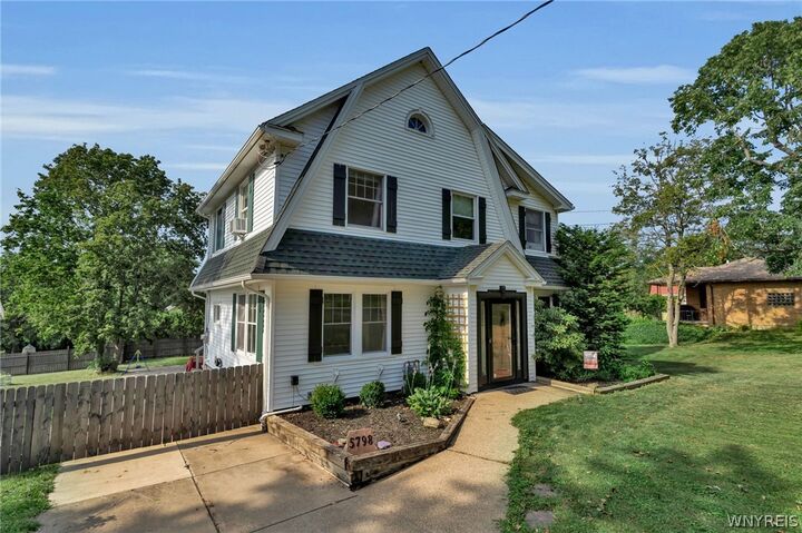 Property Photo:  5798 Lakecrest Drive  NY 14085 