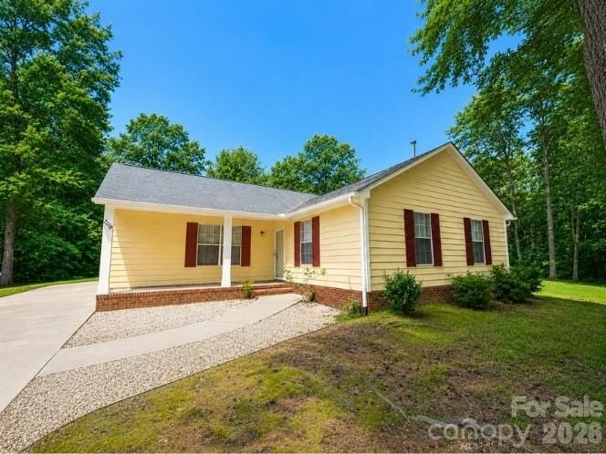 Property Photo:  2208 Pinebrook Circle  NC 28208 