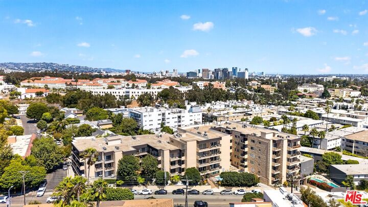 Property Photo: 612 S Barrington Ave, Unit 417 CA 90049