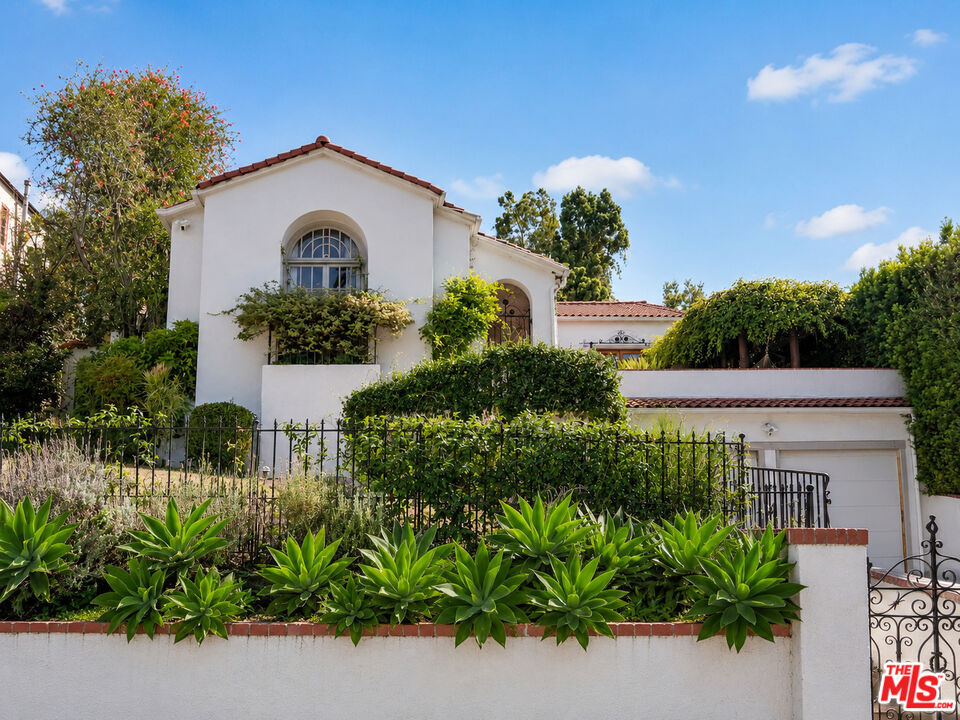 Property Photo: 6484 Ivarene Ave CA 90068