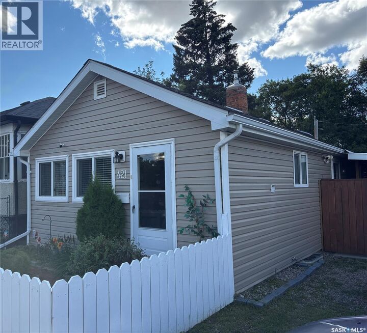 Property Photo: 421 6th Avenue E SK S6V 2J2