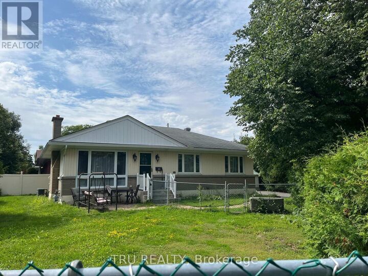 Property Photo:  1908 Saunderson Drive  ON K1G 2C7 