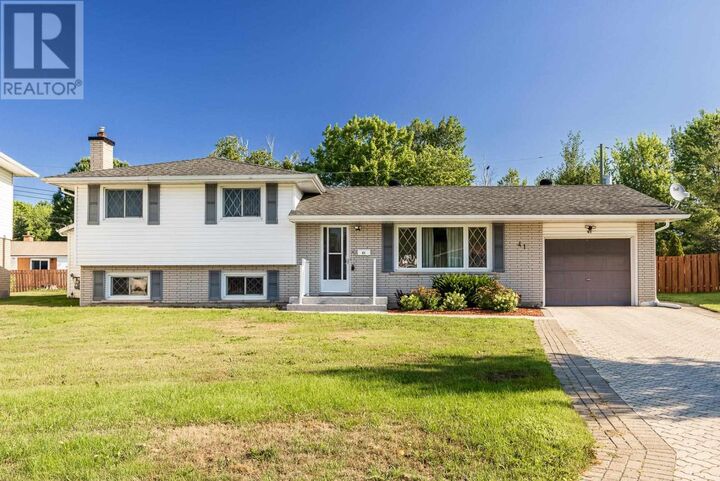 Property Photo: 41 Peacock Cres ON P6B 3X4