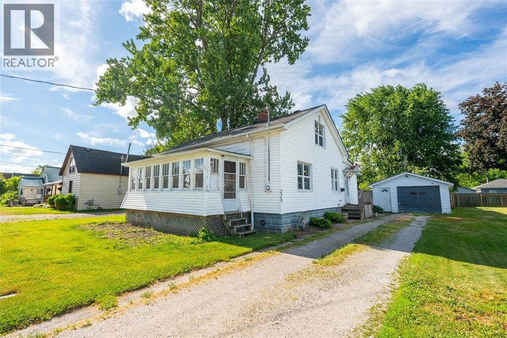 Photo de la propriété:  223 King Street  ON N8A 1H4 