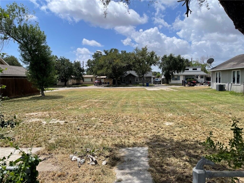 Property Photo:  917 E Main Street  TX 78387 
