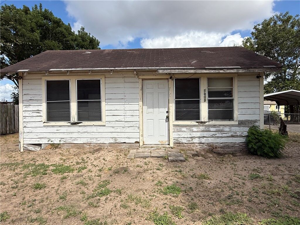 Property Photo: 1008 S Aster Street S TX 78368