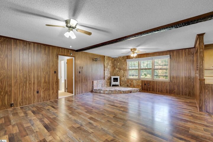 Property Photo: 303 McNeil Drive SC 29624