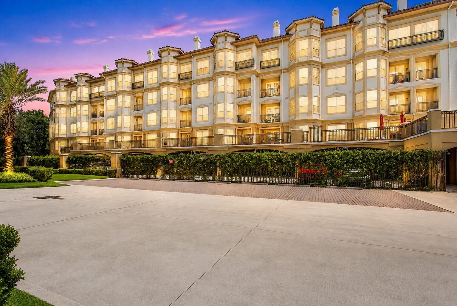 Property Photo:  7575 Kirby Drive 1401  TX 77030 