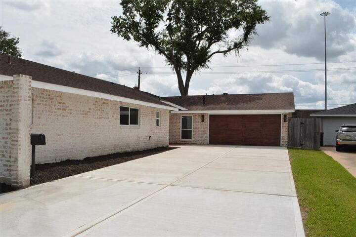 Property Photo: 418 Briar Hill Drive TX 77042