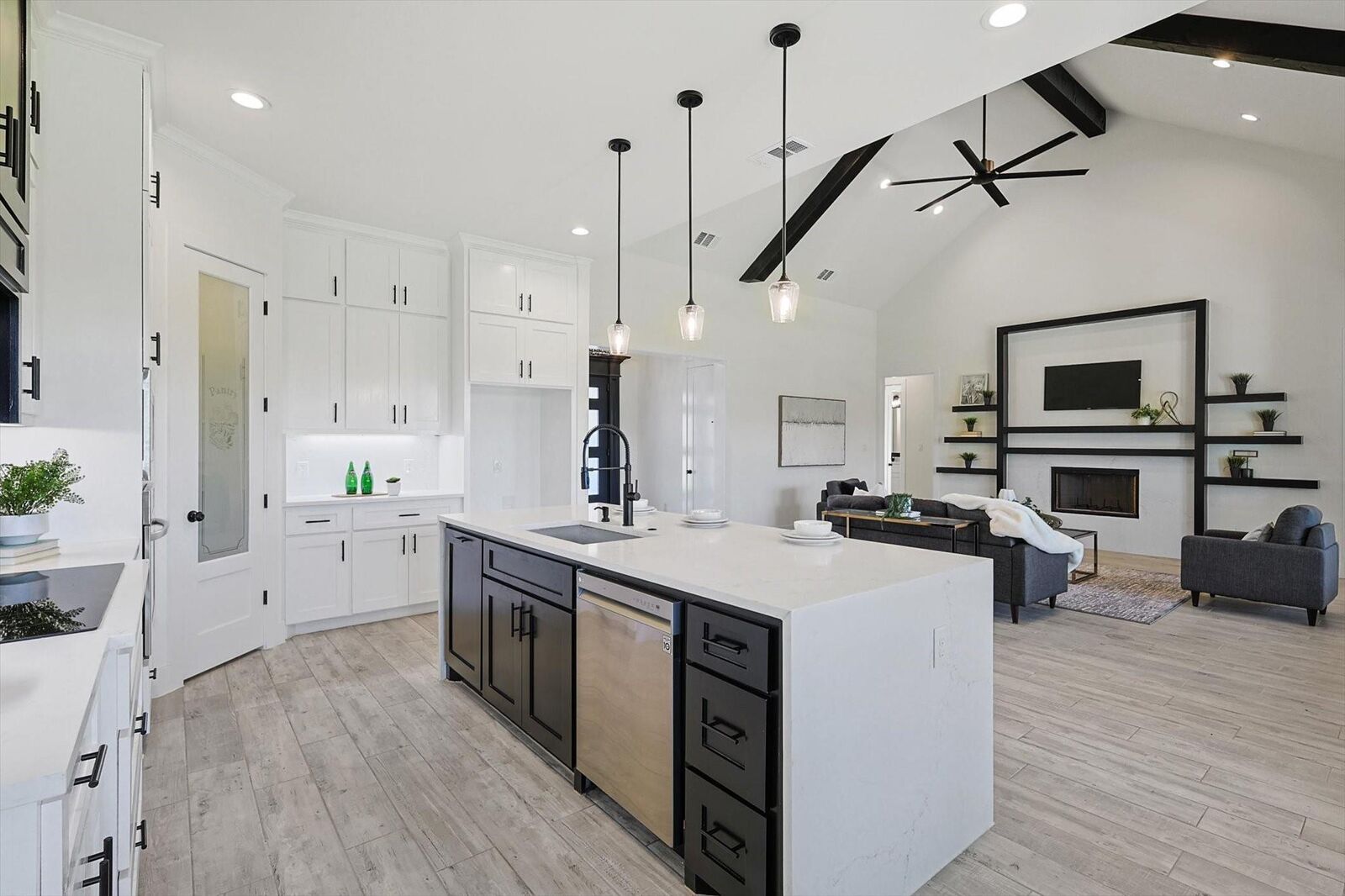 Property Photo: 5009 Glenoaks Court TX 76088