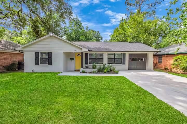 Property Photo: 2107 Wakefield Drive TX 77018