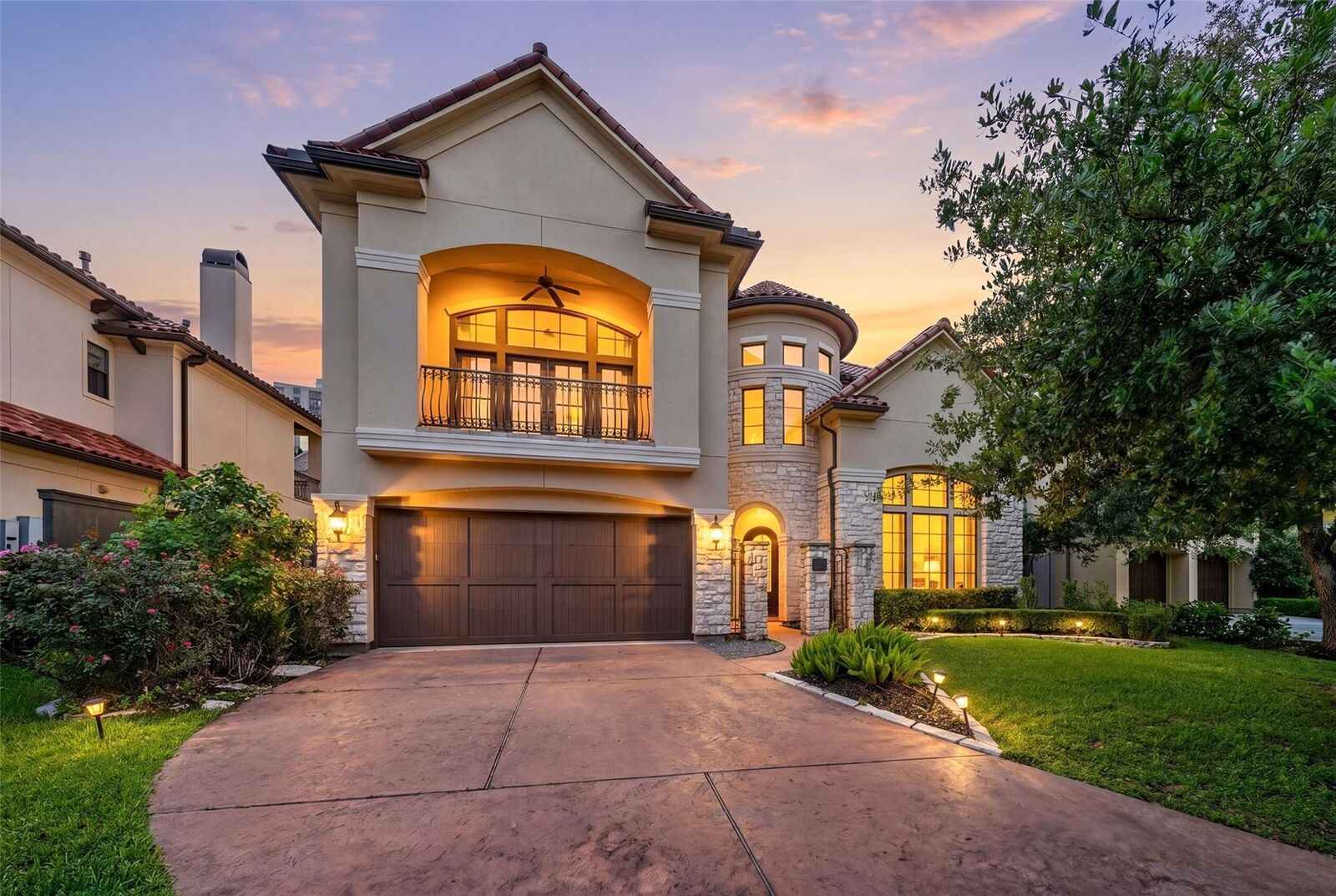 Property Photo:  2400 Avalon Place  TX 77019 