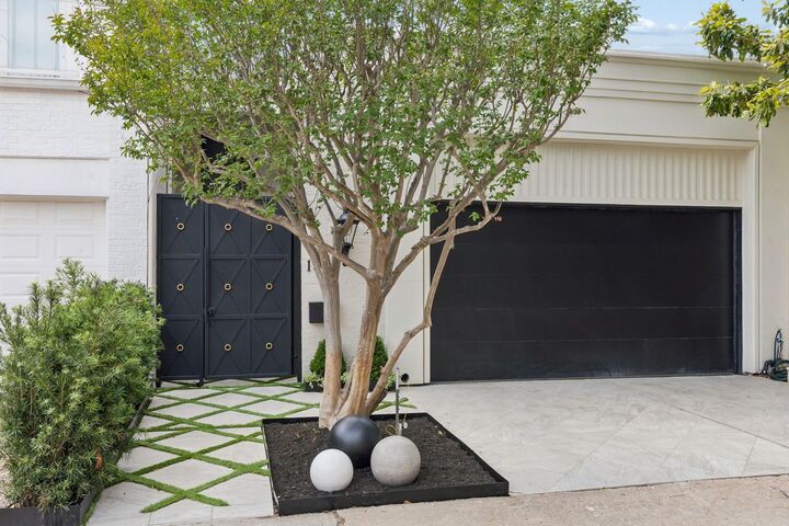 Property Photo:  10 S Briar Hollow Lane 15  TX 77027 