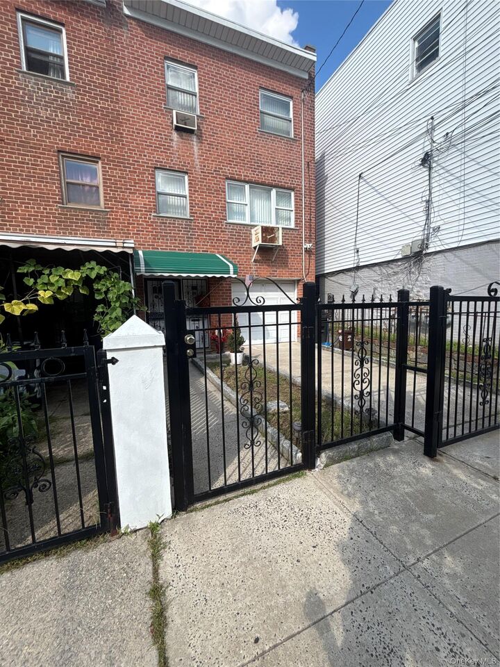 Property Photo: 939 E 229th Street NY 10466