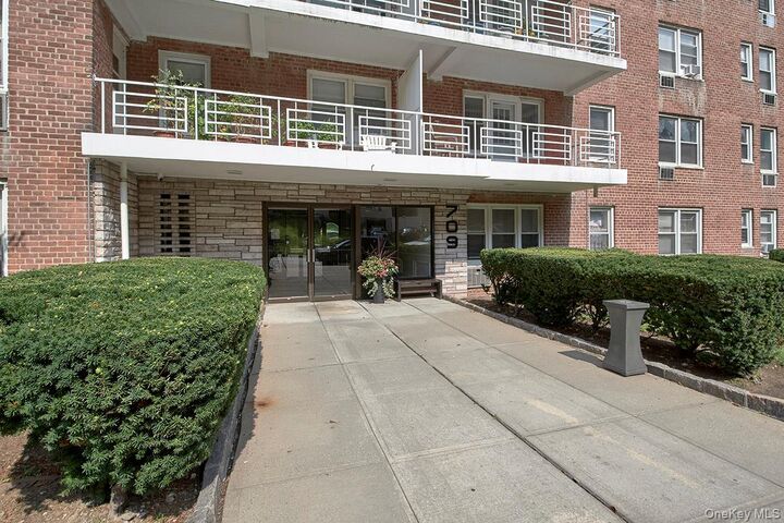 Property Photo:  709 Warburton Avenue 2F  NY 10701 