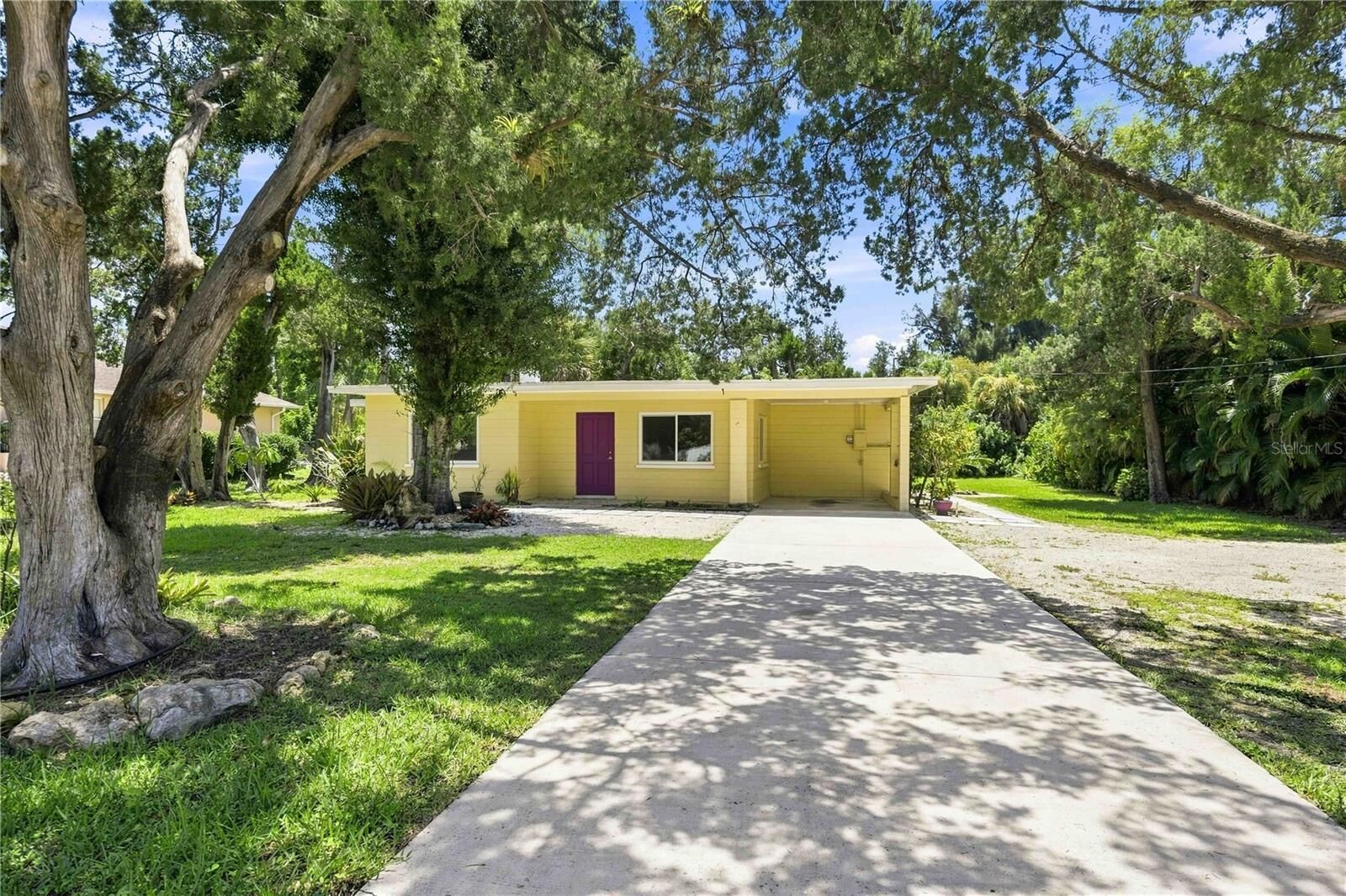 Property Photo: 114 Lakeview Drive FL 34275