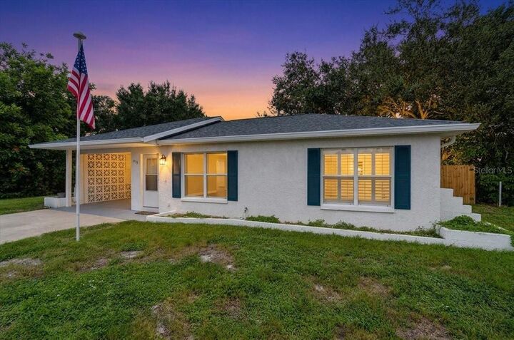 Property Photo:  879 E Seminole Drive  FL 34293 