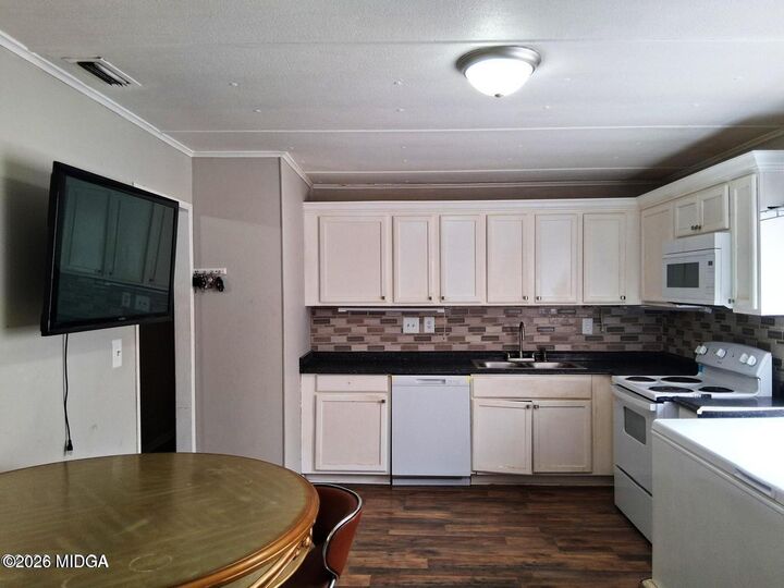 Property Photo: 2732 Village Green Lane GA 31206