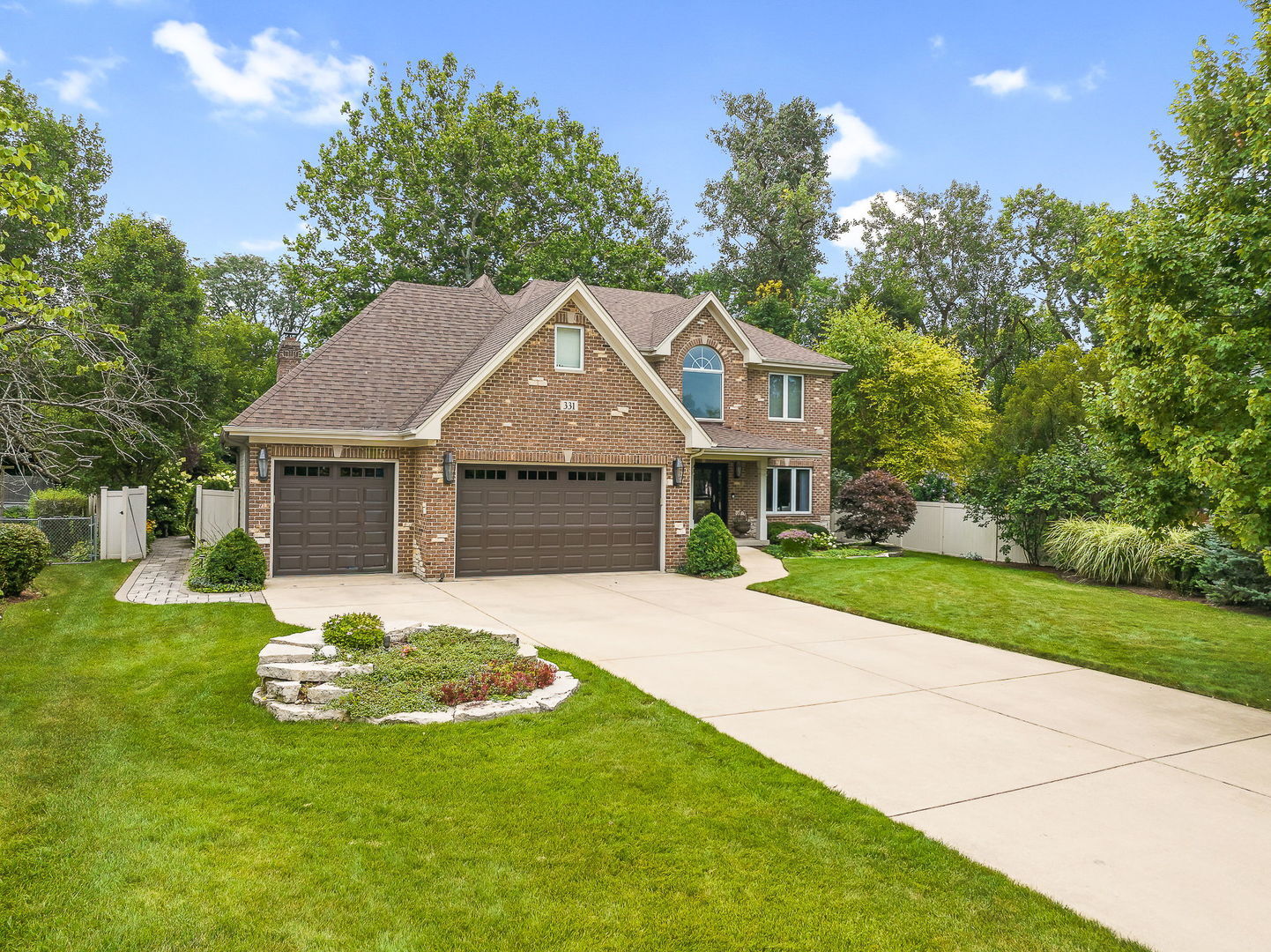 Property Photo: 331 Brookside Circle IL 60187
